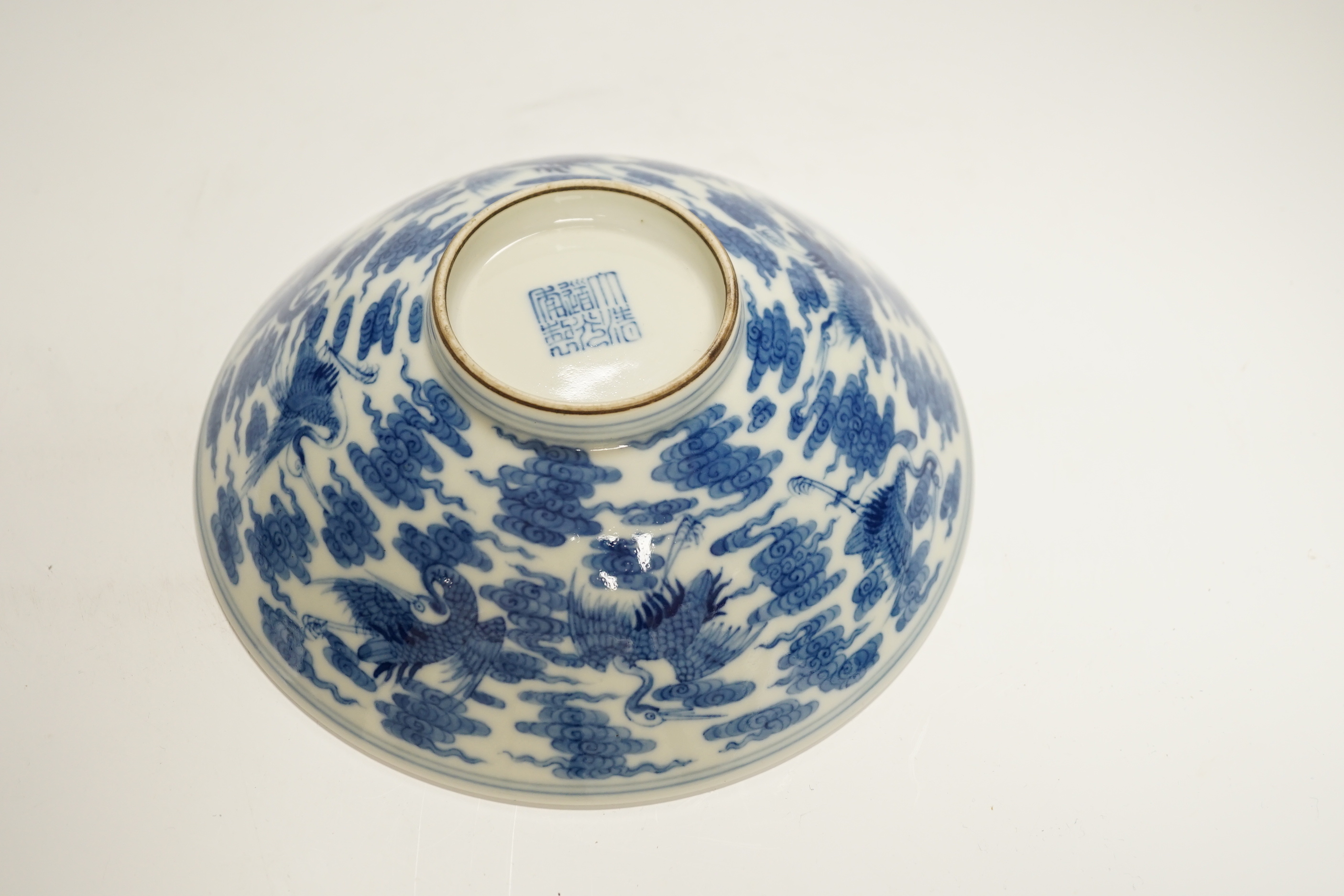 A Chinese blue and white bowl, diameter 18cm